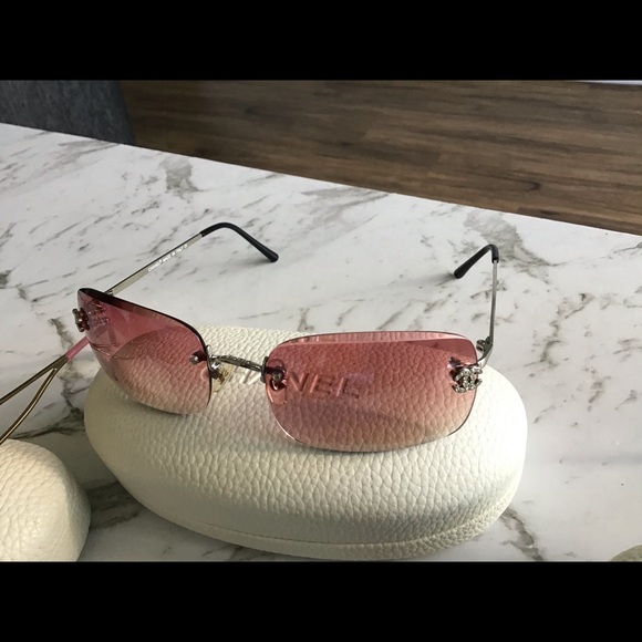 CHANEL Vintage sunnies with case - Picture 3 of 3